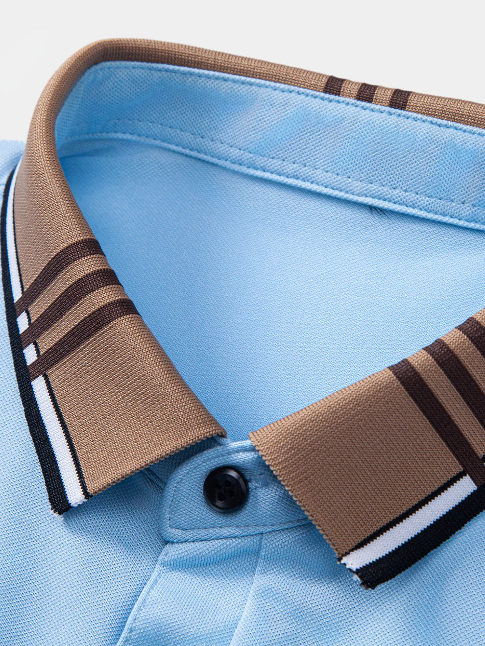 Polo con cuello a rayas en contraste
