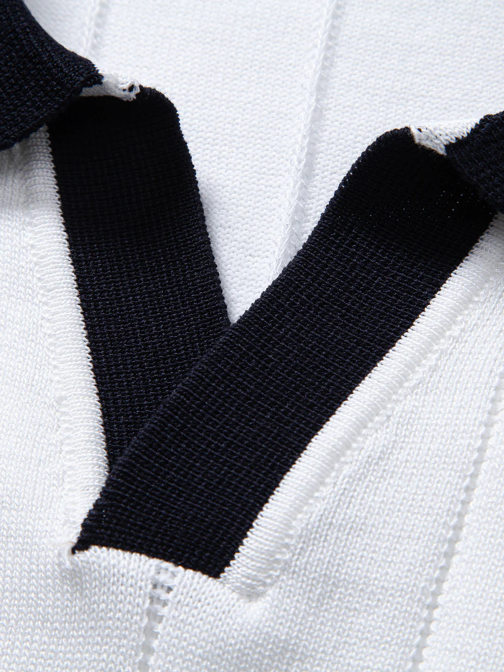 Polo de punto con cuello Johnny acanalado y ribete en contraste & pantalones ajustados de pierna cónica